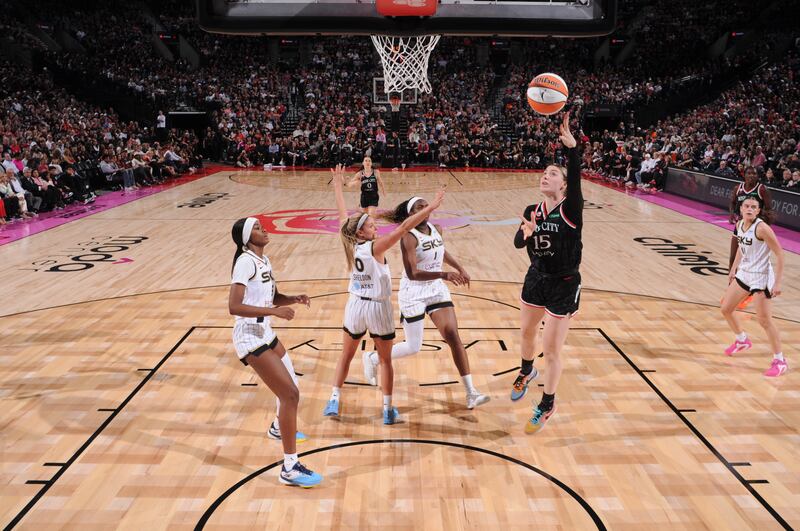 PORTLAND, OR - MAY 9: Luisa Geiselsoder #15 of the Portland Fire drives to the basket during the game against the Chicago Sky on May 9, 2026 at the Moda Center Arena in Portland, Oregon. NOTE TO USER: User expressly acknowledges and agrees that, by downloading and or using this photograph, user is consenting to the terms and conditions of the Getty Images License Agreement. Mandatory Copyright Notice: Copyright 2026 NBAE (Photo by Cameron Browne/NBAE via Getty Images)