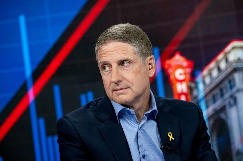 Michael Reinsdorf sits in front of a Chicago themed backdrop on an interview panel.